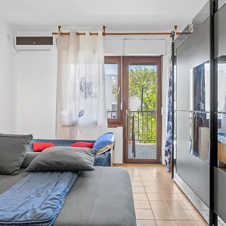 3 Bedroom Lovely In Apartment Vodice