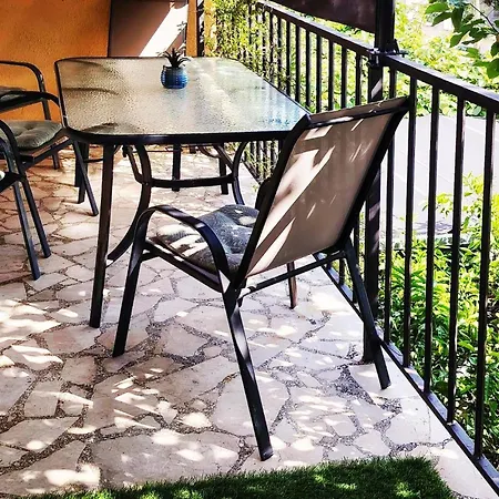 3 Bedroom Lovely In Apartment *