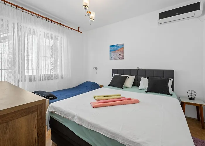 3 Bedroom Lovely In Appartement *